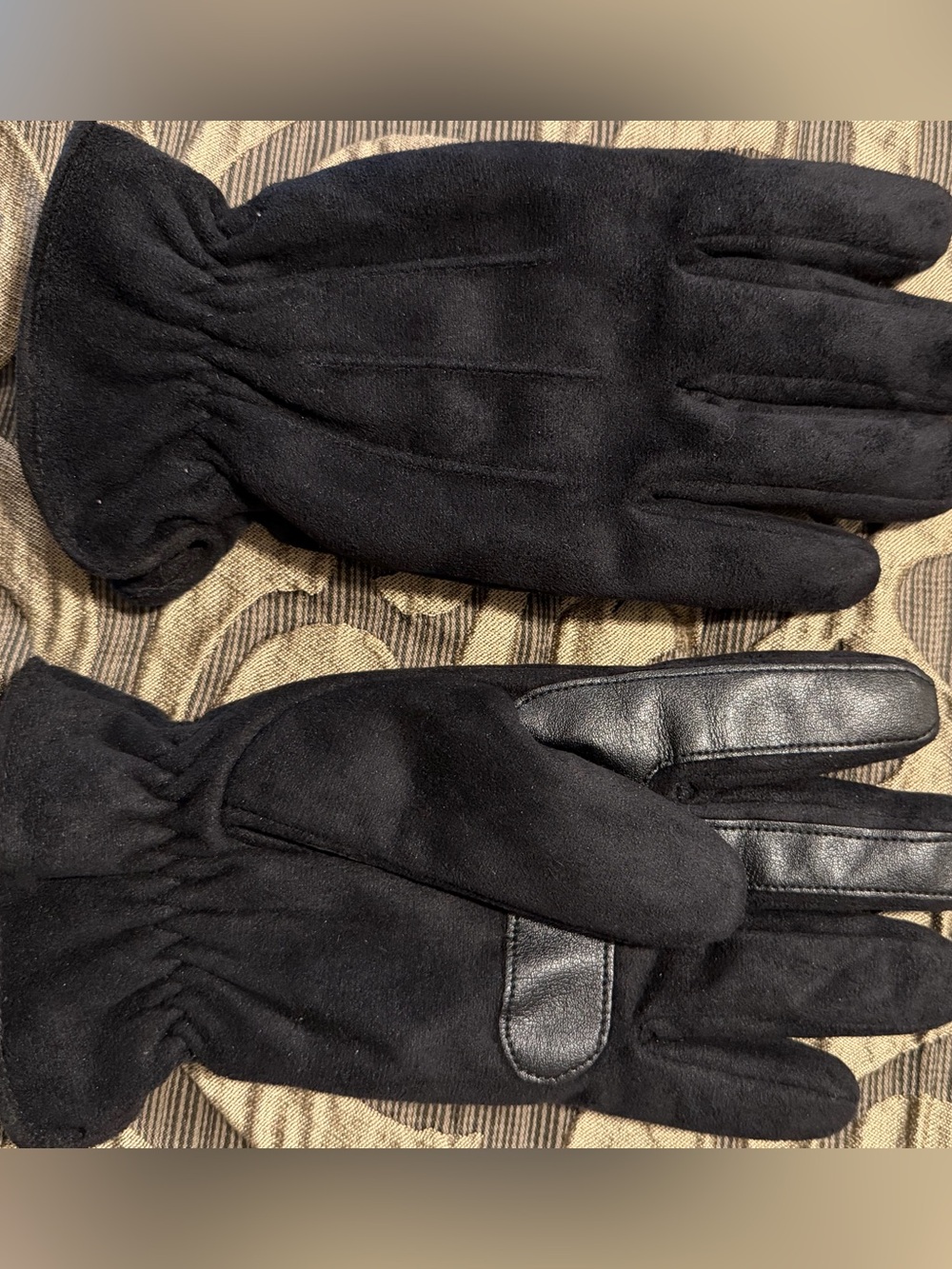 Womenโs Black Suede & Leather Winter Gloves